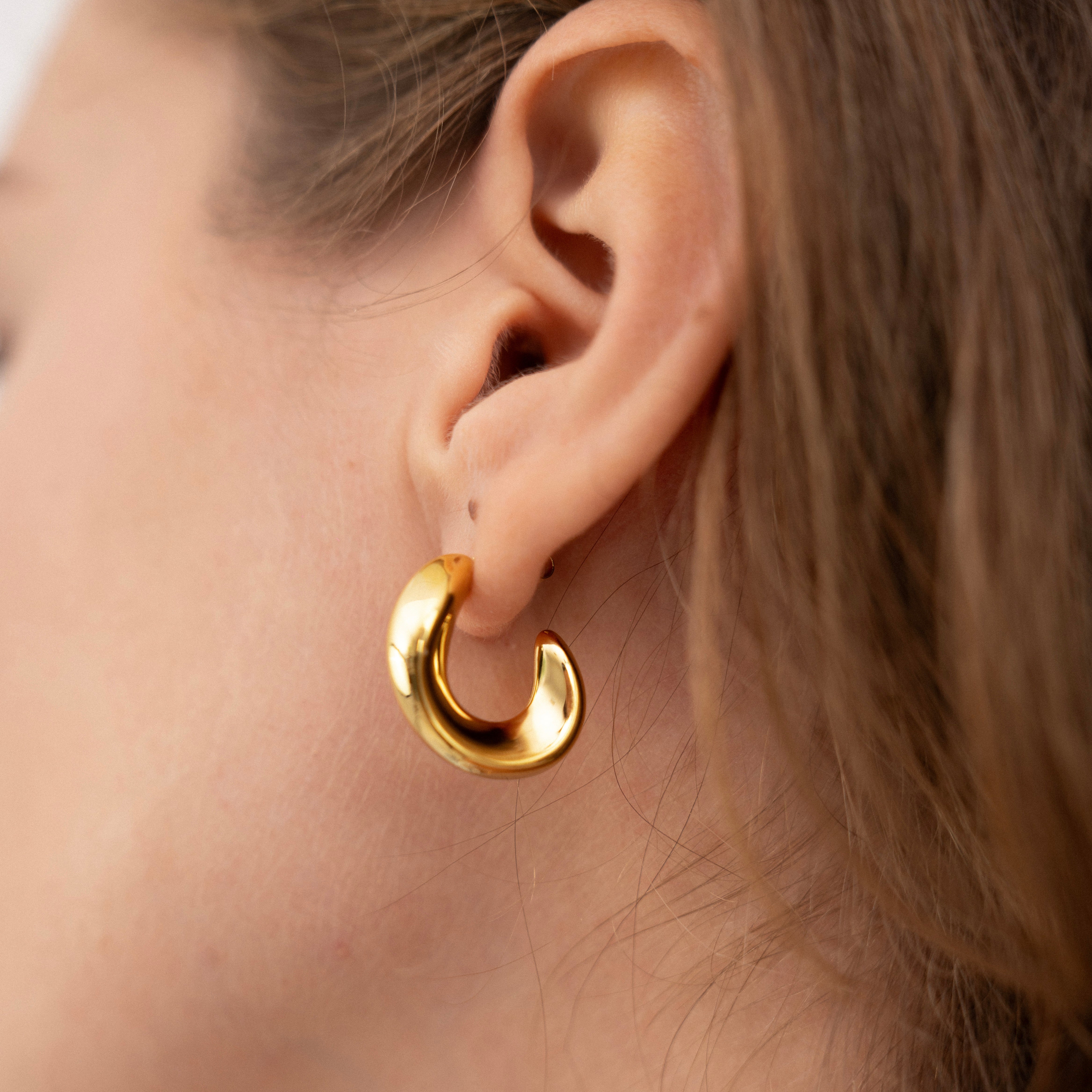 Siren Curve Earring-Dazzledvenus