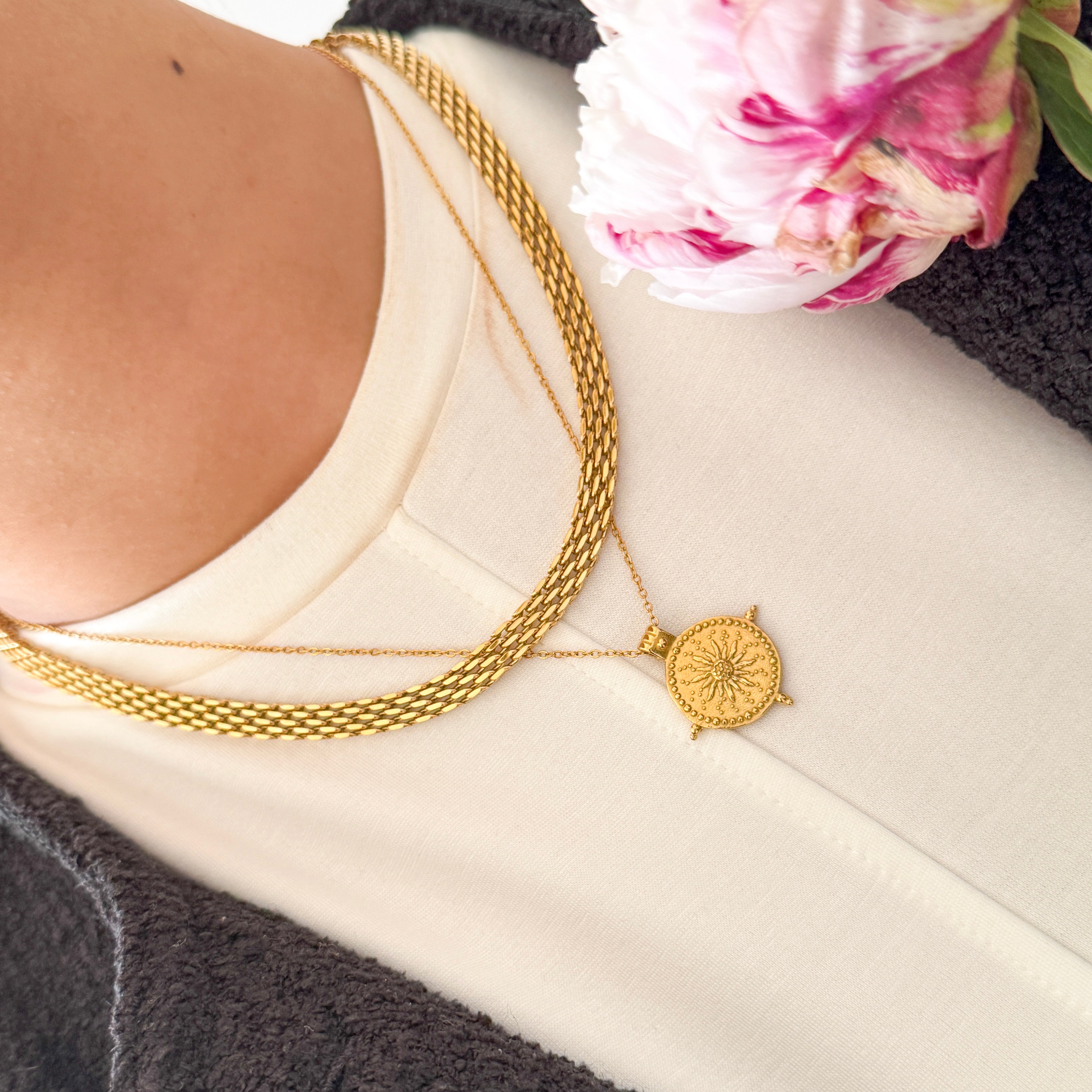 Sun Burst Necklace-Dazzledvenus