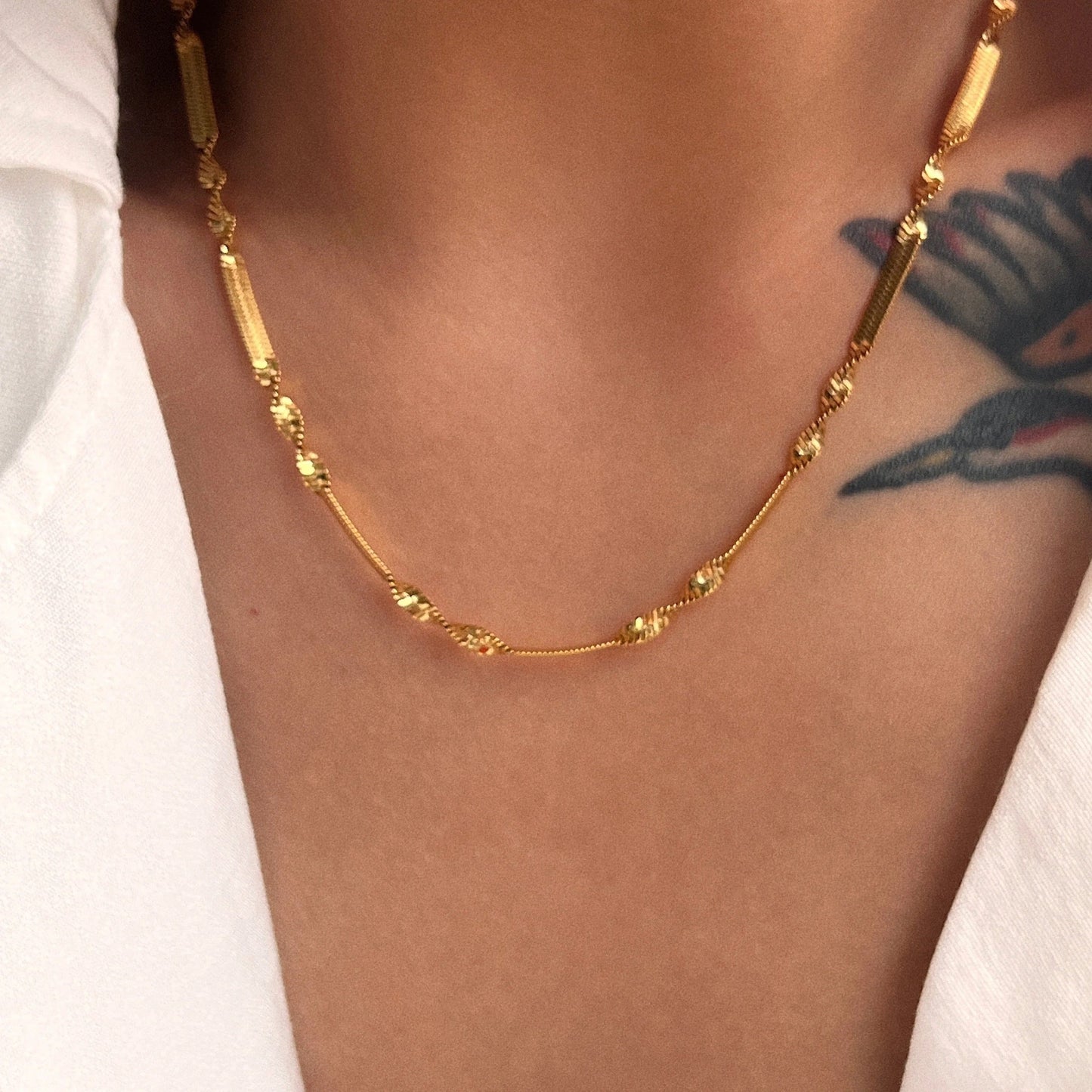 Twisted Pattern Blade Snake Chain Necklace--Dazzledvenus